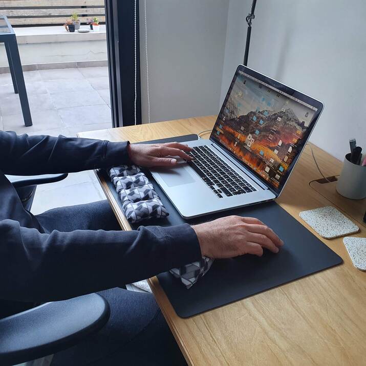 ALMOHADILLA TECLADO RELAX - TRIANGULOS GRIS